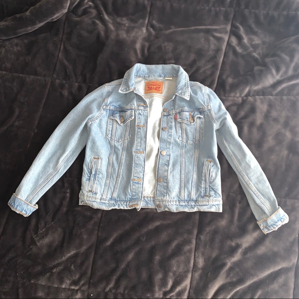SOLD Women’s Medium Levi’s Denim Jacket
